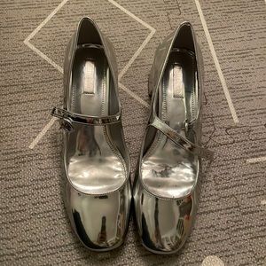 Larroude Silver Blair Block pump size 10